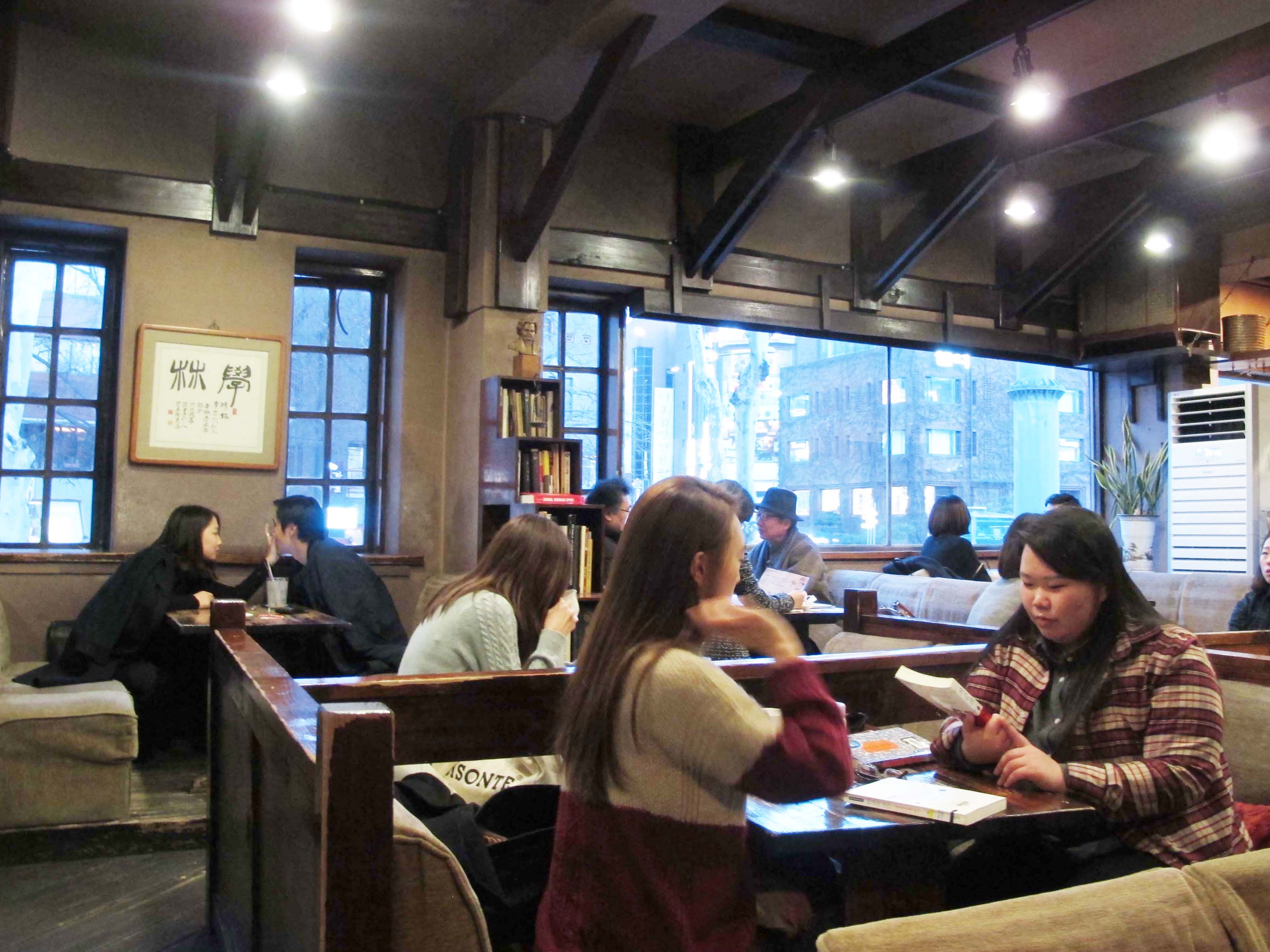 『韓國。景點』不為星星，來茶房感受懷舊書卷氣：惠化站學林茶房학림다방