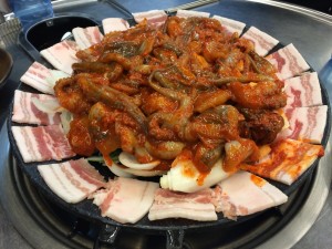 「韓國。美食」明洞小巷內的傳統大銅盆辣鍋：明洞부뚜막大銅盆辣鍋，辣炒小章魚店