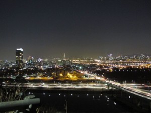 「韓國。景點」追尋韓劇鏡頭下,首爾絢麗的夜:鷹峰山夜景