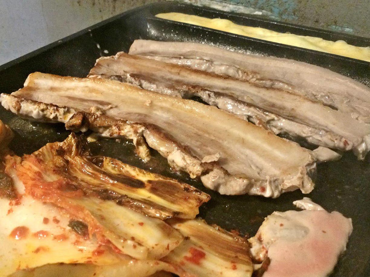 「韓國。美食」性價比高的人氣烤三層肉店:弘大延南烤三層肉/ 연남삼겹살