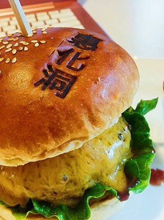 吃一個型格惠化洞手工漢堡包「혜화동버거」
