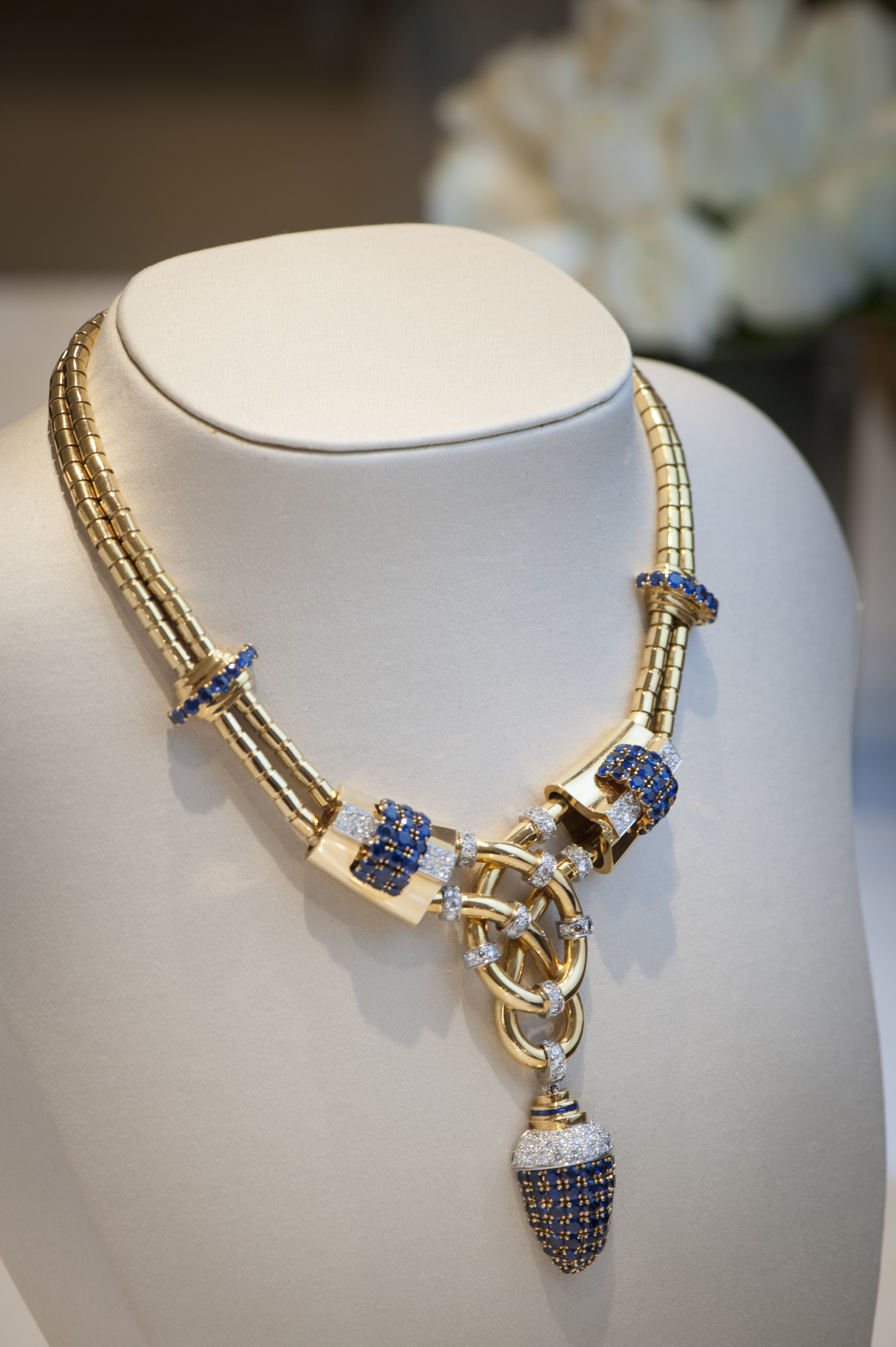 Necklace in 2 gold chains (2)