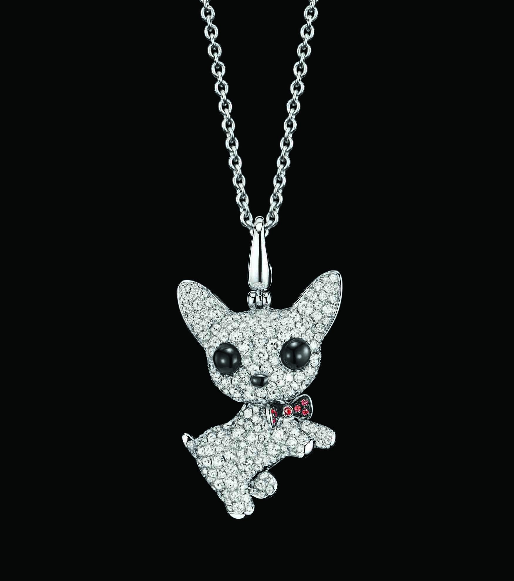 Wang Wang Chihuahua (Peekaboo)大吊墜，以18K白金打造，鑲嵌鑽石與紅寶石 (限量版，全球僅18件)。